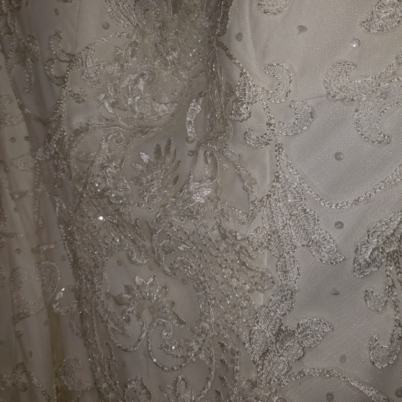 Oleg Cassini Wedding dress - Picture 2 of 3